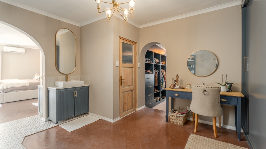 5 Bedroom Property for Sale in Lemoenkloof Western Cape